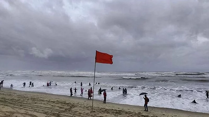 ৩ জেলার জন্য সতর্কবার্তা, নদীবন্দরে হুঁশিয়ারি সংকেত